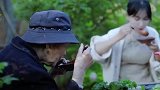 青山绿水之间茅草屋，李子柒和奶奶坐在石凳上涮火锅