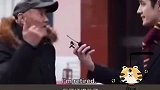 外国小伙武汉街头采访，被大爷的流利英语震惊