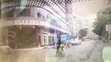 广东一小车发生碰撞后失控 将对向摩托连车带人撞进酒店