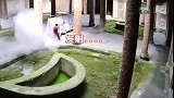 坑爹！熊孩子大闹千年古寺 损坏23个灭火器赔偿4000元