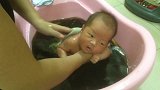妈妈用艾叶水给新生儿宝宝洗澡，宝宝舒服的一塌糊涂！