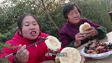 胖妹和奶奶吃炖乌鸡，汤鲜味美，奶奶差点吃嗨了