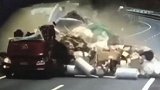 货车高速上追尾瞬间散架 车头削秒顶变敞篷货物洒落一地