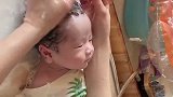姐姐家的女儿真听话，刚出满月洗澡就不哭，眼前的画面非常有爱！