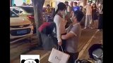 小伙当街向女友求婚，被拒后像小孩儿似的躺在地上蹬腿