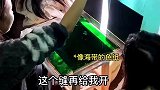 女大学生在寝室拍大片，担心小绿瓶会涨价