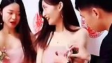 伴郎帮伴娘戴胸花手直发抖