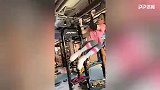 美女小姐姐健身房超强健身 轻松做空中漫步核心力量太强了