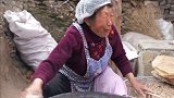 五六十年的传统鏊子，泰安66岁大妈的传家宝，一天能做三四百张大煎饼！ 不负春光努力向前  传统美食