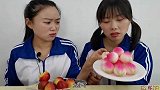 恶作剧：妹子不识油桃，闺蜜嫌寿桃巧克力少，拿来超大桃子惊呆了