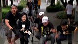 假装在录制节目，让路人蹲下走路，路人非常无奈