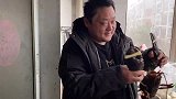 今天奢侈了，220买一只大龙虾，配上蘸料，儿子吃美了