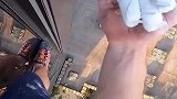 男子没有做任何保护措施，就在高楼外向上攀爬