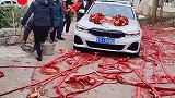 放鞭炮贺新车，全村人都知道了