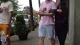 男子乔装打扮成树人恐吓路人，路人防不胜防