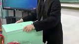 实习老师实习结束悄悄准备告别蛋糕，蛋糕上写了全班同学的名字