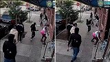 纽约街头六名男女袭击一名骑自行车的男子，向其投掷石块棍棒