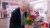 趣味恶搞：老人的做法真是看笑了路人，是迷糊了吗！