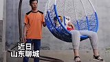 高手！平衡术达人挑战坐人吊篮椅，多次尝试失败最终成功了
