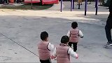 龙凤三胞胎兄妹看到爸爸这个举动都惊呆了，都看懵圈了