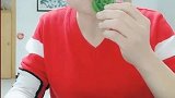 老阿姨开吃花冰，太漂亮了，吃起来也是嘎嘣脆，一口一口吃个不停