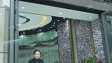 男子将车停在展厅门口，一句话让销售态度转变