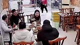 这女的可能有神经病啊，进屋不认识拿个大虾就走了