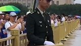 兵哥哥不愧是最帅男团，所到之处都是焦点，路人纷纷停下来围观！