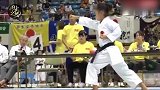 天才小女孩年纪轻轻就已是黑带高手
