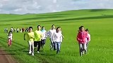 草原上客气的孩子们