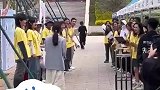 新生入学报到，最后一名新生获得学长学姐们热烈鼓掌夹道欢迎