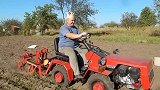 实拍：农民驾驶拖拉机下地挖土豆