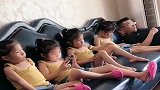 宝爸带四胞胎小情人去爷爷家，发来这段视频，过得竟比老娘还舒坦