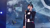 周深芭莎慈善夜首唱《光亮》，声音太有穿透力，点燃全场