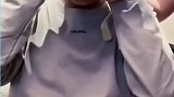 黄子韬摘头盔 黄子韬摘头盔太好笑了哈哈哈哈！前一秒戴着头盔安利新歌《朋友圈》，下一秒：“（头）怎么拿出来啊”