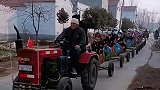 农村男子用拖拉机改装小火车，受到同村老少的一致认可！