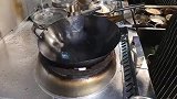 香港大厨年薪30万，看他这炒饭的动作，动作潇洒无与伦比！