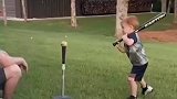 小孩就得打小练，还没有个球杆高呢，最后一下原谅我不厚道的笑了