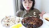 韩国美女纳豆吃油炸虾仁+黑豆拌面