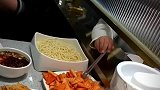 小朋友偷吃隔壁桌的零食被发现