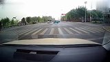 视频车起步太慢，被吉普连续别车4次！