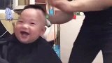 还是头一次看到理个发，还能笑得这么开心的小宝宝