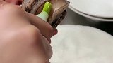 大厨真坏，竟然往鲜活的鲍鱼身上挤辣根，接下来的一幕真是太令人意想不到了