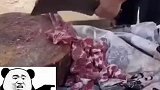女子买排骨摊贩掺杂次品，还好拍了视频要不真说不清！
