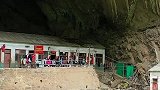 云南大山有个神秘天坑，天坑岩脚的山洞中住着8户人家32人