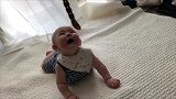 爸爸拿皮带逗小宝宝，小宝宝从害怕到发脾气，全程表情萌翻了！
