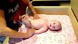 外国妈妈给小宝宝做婴儿操，四肢舒展动作超熟练，小娃一脸的享受