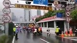 台风无情人有情！上海警车化身F1领航车 带电动车大军安全过江
