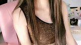 美女充满了邻家女孩的清纯质感，而身材却又拥有着时尚女神的范
