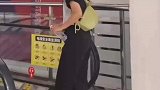 女子想跨过扶梯感应线，走下去停车场